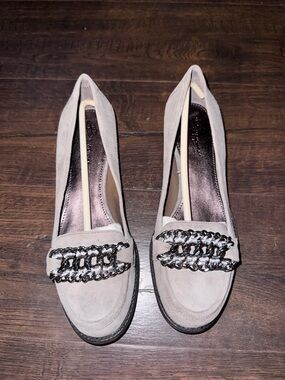 B. Makowsky Greer Grey Suede Loafers Women’s Size 7 NWB Chain Accent Low Heel